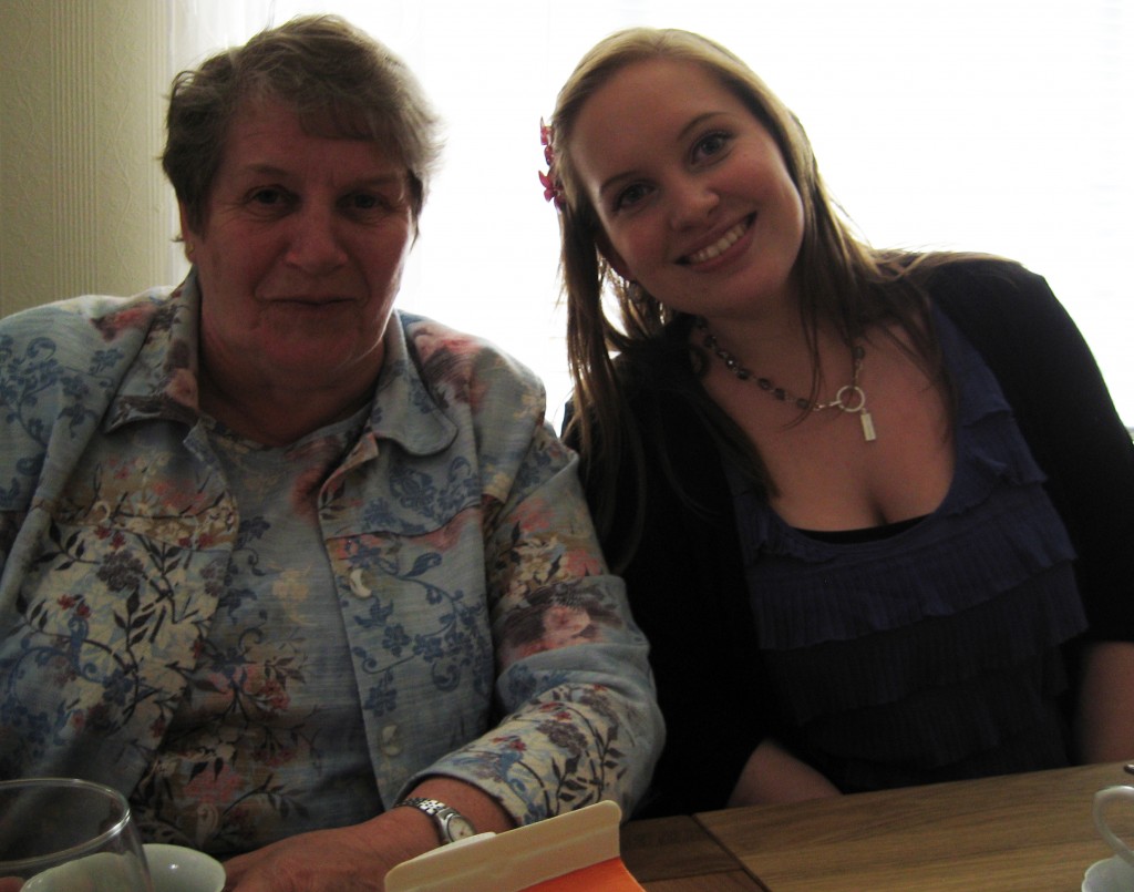 Meg til høyre, sammen med mormor